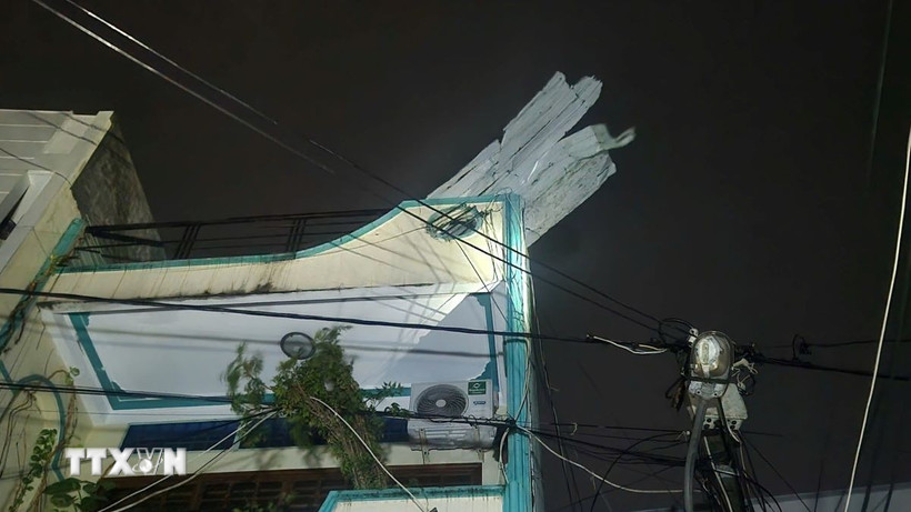 Những thiệt hại ban đầu do bão số 13 gây ra ở Gia Lai, Đắk Lắk, Quảng Ngãi Nhà của người dân Quy Nhơn bị tốc mái do gió giật kinh hoàng sau khi bão đổ bộ. (Ảnh: Sỹ Thắng/TTXVN)