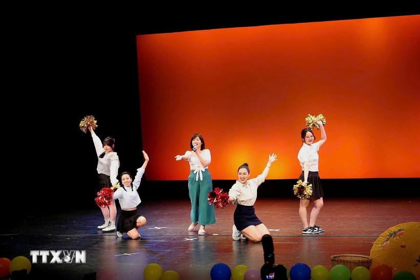 Một trong những tiết mục văn nghệ sôi động tại Ngày Việt Nam 2025 ở thủ đô Wellington của New Zealand. (Ảnh: TTXVN phát)