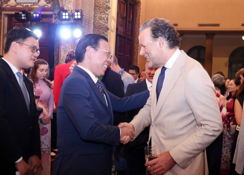 Phó Bí thư Thành ủy, Chủ tịch Ủy ban Nhân dân Thành phố Hồ Chí Minh Phan Văn Mãi gặp gỡ đại diện các cơ quan lãnh sự tại Thành phố Hồ Chí Minh. (Ảnh: Xuân Khu/TTXVN)