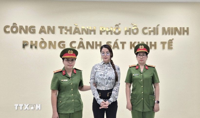 Công an Thành phố Hồ Chí Minh đọc quyết định khởi tố vụ án, khởi tố bị can và thi hành Lệnh bắt đối với bị can Trương Ngọc Ánh. (Ảnh: TTXVN phát)