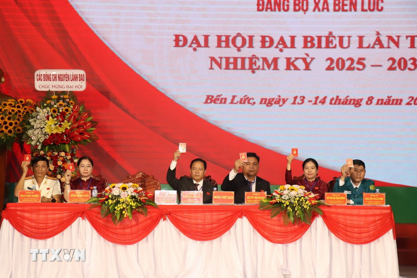 Đoàn Chủ tịch Đại hội biểu quyết thông qua dự thảo Nghị quyết Đại hội. (Ảnh: Thanh Bình/TTXVN)