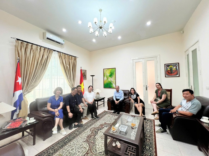 Đoàn làm phim làm việc với Đại sứ quán Cuba tại Việt Nam. (Ảnh: Đài Truyền hình Việt Nam cung cấp)