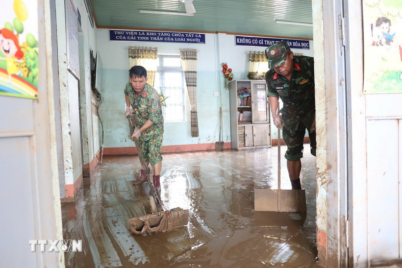 Lực lượng quân đội tham gia khắc phục hậu quả mưa lũ tại tỉnh Đắk Lắk. (Ảnh: Tuấn Anh/TTXVN)