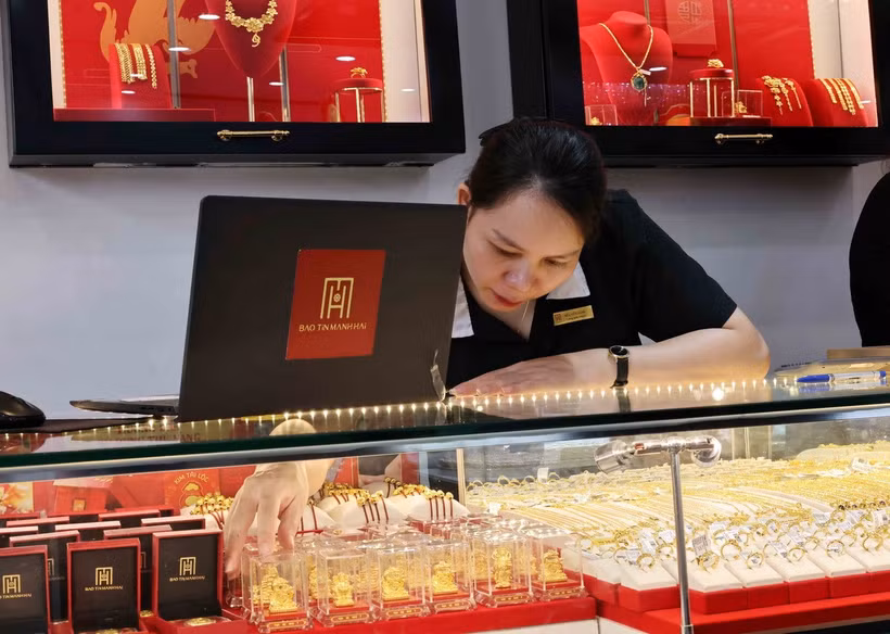Vàng bày bán tại một cửa hàng. (Ảnh: Trần Việt/TTXVN)