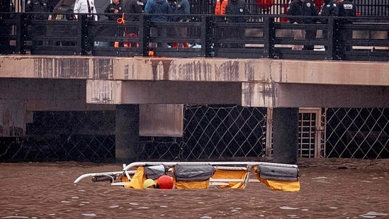 Chiếc trực thăng rơi xuống sông. (Nguồn: Getty Images/AFP)