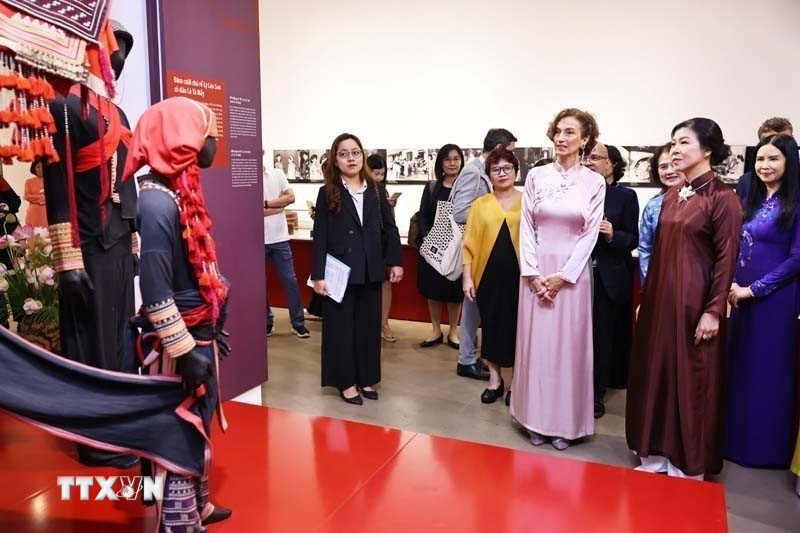 Phu nhân Tổng Bí thư, bà Ngô Phương Ly và Tổng Giám đốc UNESCO Audrey Azoulay thăm Bảo tàng Phụ nữ Việt Nam. (Ảnh: Minh Đức/TTXVN)
