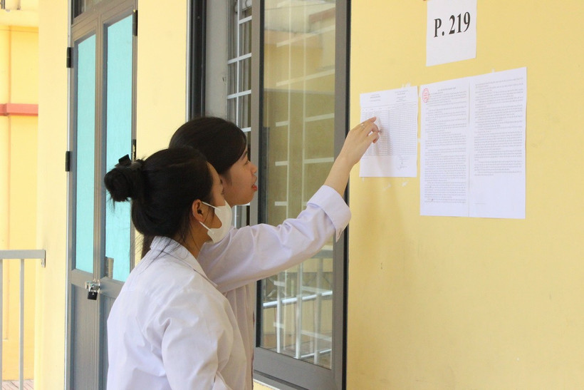 Thí sinh kiểm tra số báo danh. (Ảnh: TTXVN)