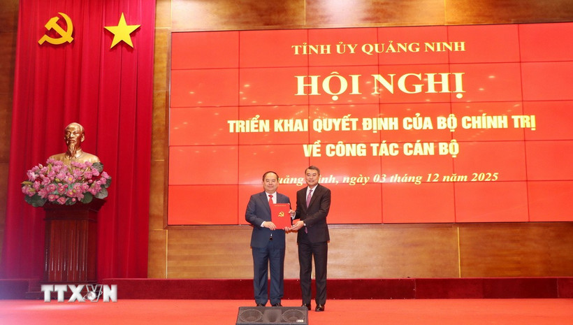 Ủy viên Bộ Chính trị, Bí thư Trung ương Đảng, Trưởng Ban Tổ chức Trung ương Lê Minh Hưng (phải) trao Quyết định cho tân Bí thư Tỉnh ủy Quảng Ninh Quản Minh Cường. (Ảnh: Văn Đức/TTXVN)