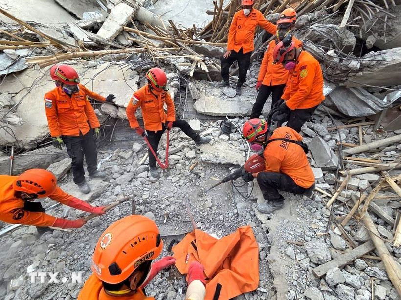 Lực lượng cứu hộ tìm kiếm nạn nhân trong vụ sập tòa nhà tại trường nội trú Hồi giáo Al-Khoziny ở Sidoarjo, tỉnh Đông Java, Indonesia, ngày 4/10/2025. (Ảnh: THX/TTXVN)