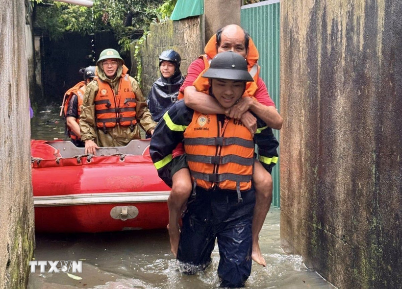 Tổ công tác gồm 10 cán bộ, chiến sỹ tiếp cận hiện trường, đưa xuồng cứu nạn cứu hộ vào các điểm ngập sâu, tổ chức di dời 6 hộ dân với khoảng 10 nhân khẩu, trong đó có người già, trẻ nhỏ và phụ nữ mang thai, ra khỏi khu vực nguy hiểm đến nơi an toàn. (Ảnh: TTXVN phát)