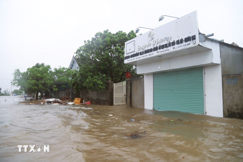 Khu vực dân cư gần cửa biển Lạch Vạn thuộc xã Diễn Châu (tỉnh Nghệ An) bị ngập nặng. (Ảnh: Xuân Tiến/TTXVN)