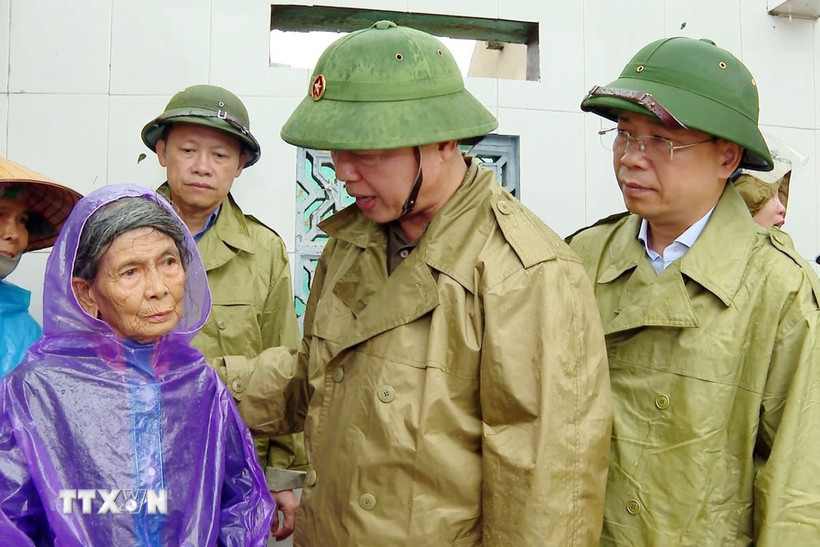 Phó Thủ tướng Chính phủ Trần Hồng Hà thăm hỏi, động viên gia đình bà Trần Thị Sách, ở thôn Yên Định, xã Lộc Hà. (Ảnh: Hoàng Ngà/TTXVN)