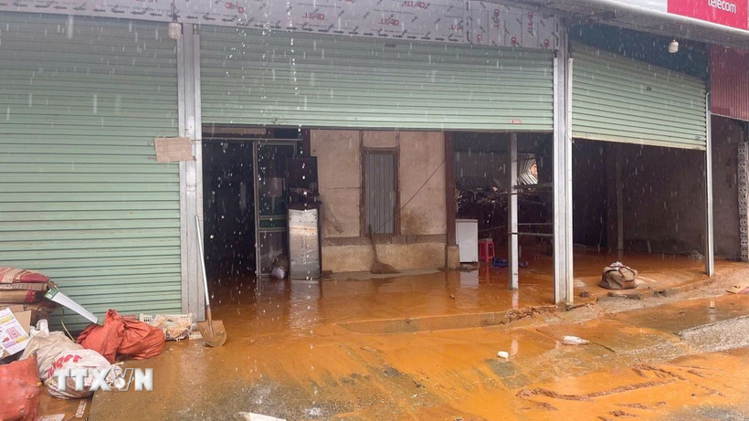 Các hộ dân tại xã Hạnh Phúc bị sạt lở taluy dương. (Ảnh: TTXVN phát)