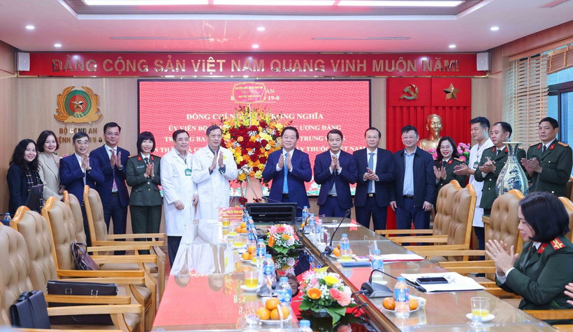 Trưởng Ban Tuyên giáo và Dân vận Trung ương Nguyễn Trọng Nghĩa chúc mừng Bệnh viện 19-8 Bộ Công an. (Ảnh: Phương Hoa/TTXVN)