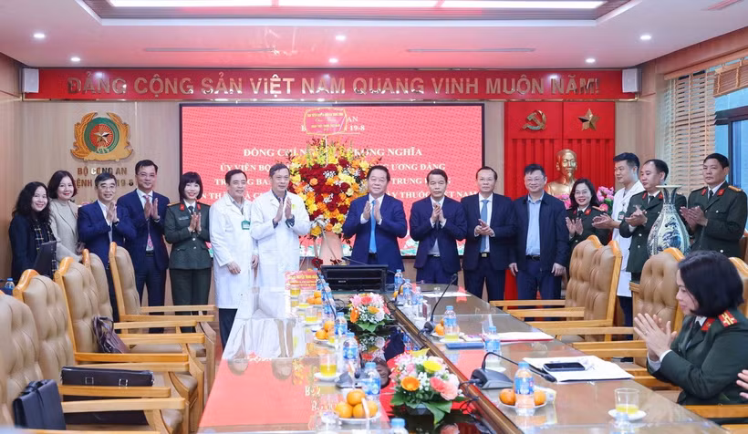 Trưởng Ban Tuyên giáo và Dân vận Trung ương Nguyễn Trọng Nghĩa chúc mừng Bệnh viện 19-8 Bộ Công an. (Ảnh: Phương Hoa/TTXVN)