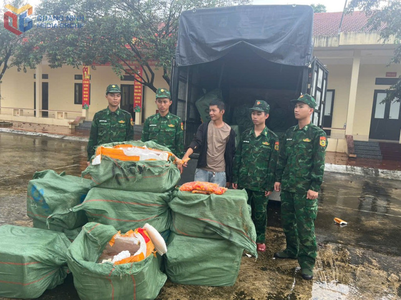 Đối tượng Thủy và tang vật bị bộ đội biên phòng bắt giữ. (Nguồn: Báo Quảng Ninh)