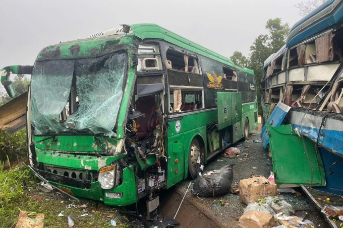 Hai xe khách bị hư hỏng nặng. (Nguồn: Cảnh sát giao thông tỉnh Đắk Lắk)