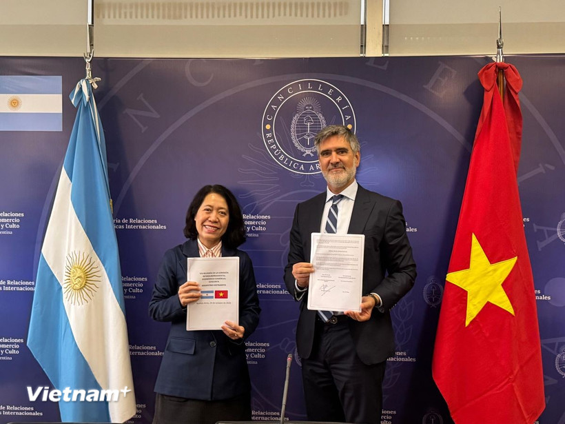 Việt Nam và Argentina tổ chức Kỳ họp lần thứ VIII Ủy ban liên Chính phủ Thứ trưởng Bộ Ngoại giao, Thương mại quốc tế và Tôn giáo Argentina Fernando Brun và Đại sứ Việt Nam tại Argentina Ngô Minh Nguyệt tham dự Kỳ họp lần thứ VIII Ủy ban liên Chính phủ về hợp tác kinh tế, thương mại và khoa học công nghệ giữa Việt Nam và Argentina tại điểm cầu Buenos Aires. (Ảnh: Diệu Hương/Vietnam+)