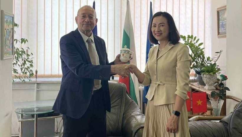Đại sứ Việt Nam tại Bulgaria Nguyễn Thị Minh Nguyệt làm việc với ông Tsvetan Simeonov, Chủ tịch Phòng Thương mại và Công nghiệp Bulgaria (BCCI). (Ảnh: TTXVN phát)