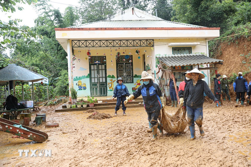 Các cô giáo tại điểm trường Mầm non Phì Nhừ A, xã Xa Dung (tỉnh Điện Biên) khắc phục hậu quả mưa lũ. (Ảnh: Phan Quân/TTXVN)