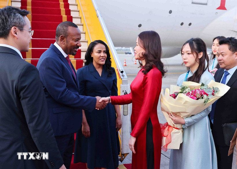 Thứ trưởng Ngoại giao Nguyễn Minh Hằng đón Thủ tướng Ethiopia Abiy Ahmed Ali và Phu nhân tại Sân bay quốc tế Nội Bài. (Ảnh: Minh Đức/TTXVN)