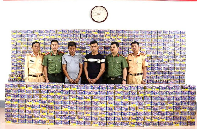 2 đối tượng cùng tang vật tại cơ quan công an. (Nguồn: Bộ Công an)