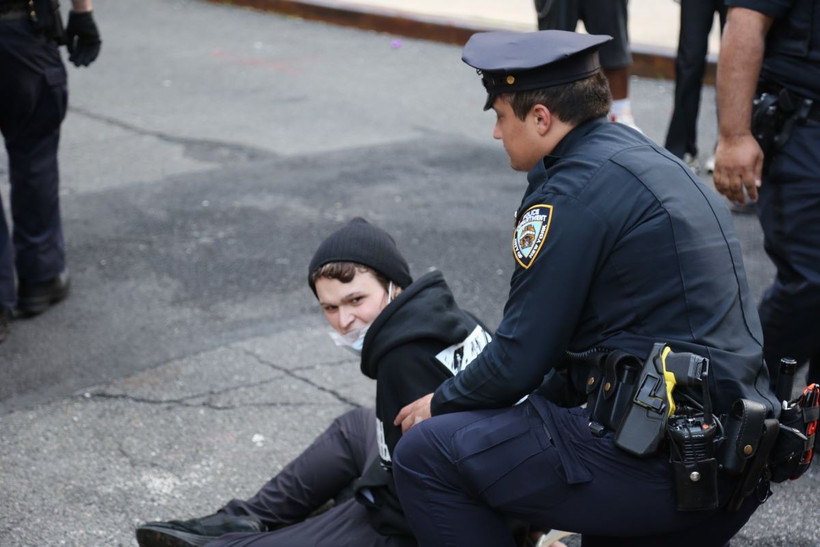 Người biểu tình bạo loạn bị cảnh sát bắt giữ tại Hạ Manhattan, New York, Mỹ ngày 10/6/2025. (Ảnh: THX/TTXVN)
