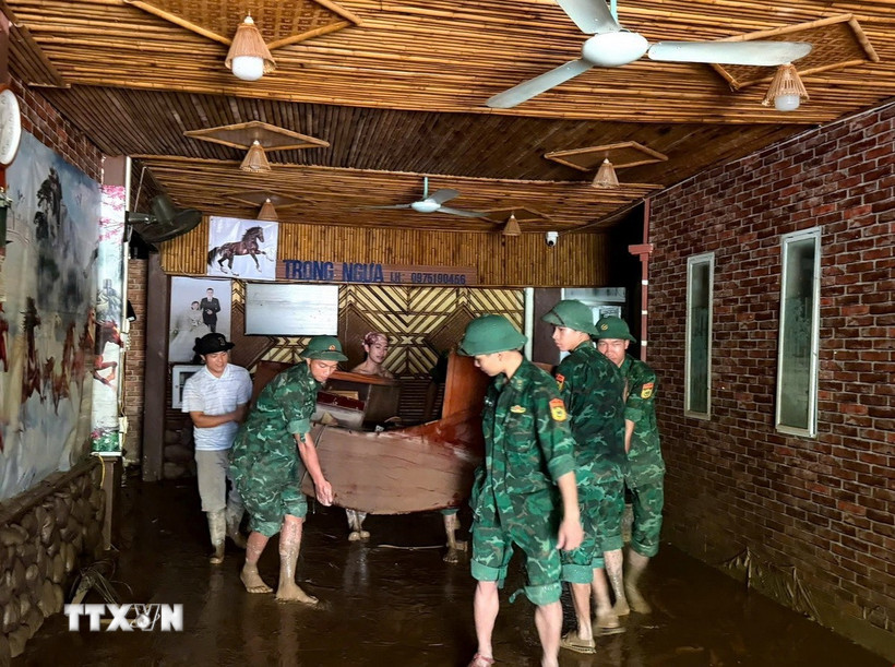 Cán bộ, chiến sỹ Bộ Chỉ huy Quân sự tỉnh Tuyên Quang giúp bà con nhân dân trên địa bàn phường Hà Giang 1 và Hà Giang 2 di chuyển đồ đạc, tài sản bị ngập lũ. (Ảnh: Minh Tâm/TTXVN)