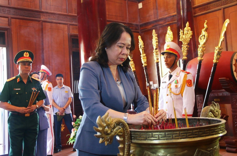Phó Chủ tịch nước Võ Thị Ánh Xuân dâng hương tại Đền thờ Liệt sỹ huyện Xuân Lộc (Đồng Nai). (Ảnh: Sỹ Tuyên/TTXVN)