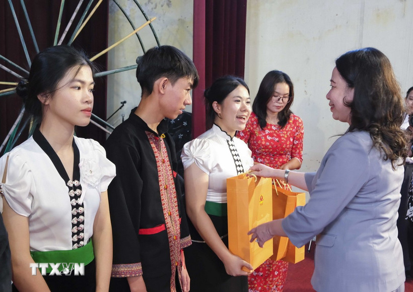 Phó Chủ tịch nước Võ Thị Ánh Xuân trao tặng học bổng cho các em học sinh có hoàn cảnh khó khăn vươn lên trong học tập. (Ảnh: Xuân Tư/TTXVN)