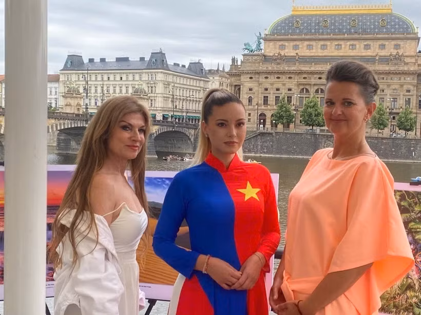 Đại diện các doanh nghiệp du lịch Séc và người dân Prague đến tham dự Chương trình xúc tiến du lịch Việt Nam tại thủ đô Prague. (Ảnh: Ngọc Long/TTXVN)