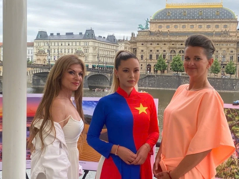 Đại diện các doanh nghiệp du lịch Séc và người dân Prague đến tham dự Chương trình xúc tiến du lịch Việt Nam tại thủ đô Prague. (Ảnh: Ngọc Long/TTXVN)