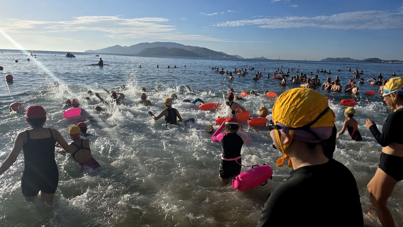 Gần 200 vận động viên chuyên nghiệp và bán chuyên thi đấu nội dung hai môn phối hợp (bơi biển và chạy bộ). (Ảnh Đặng Tuấn/TTXVN)