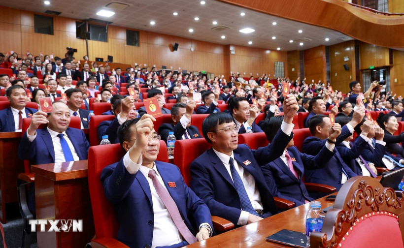 Đại biểu biểu quyết thông qua Nghị quyết Đại hội. (Ảnh: Đồng Thúy/TTXVN)