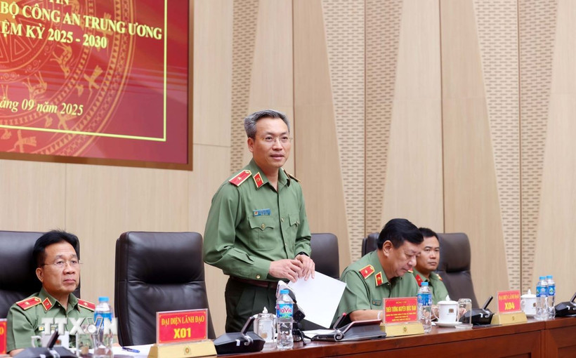 Thiếu tướng Nguyễn Quốc Toản, Chánh Văn phòng Đảng ủy Công an Trung ương, Chánh Văn phòng Bộ, Người phát ngôn Bộ Công an cung cấp thông tin tới các cơ quan thông tấn, báo chí. (Ảnh: Phạm Kiên/TTXVN)