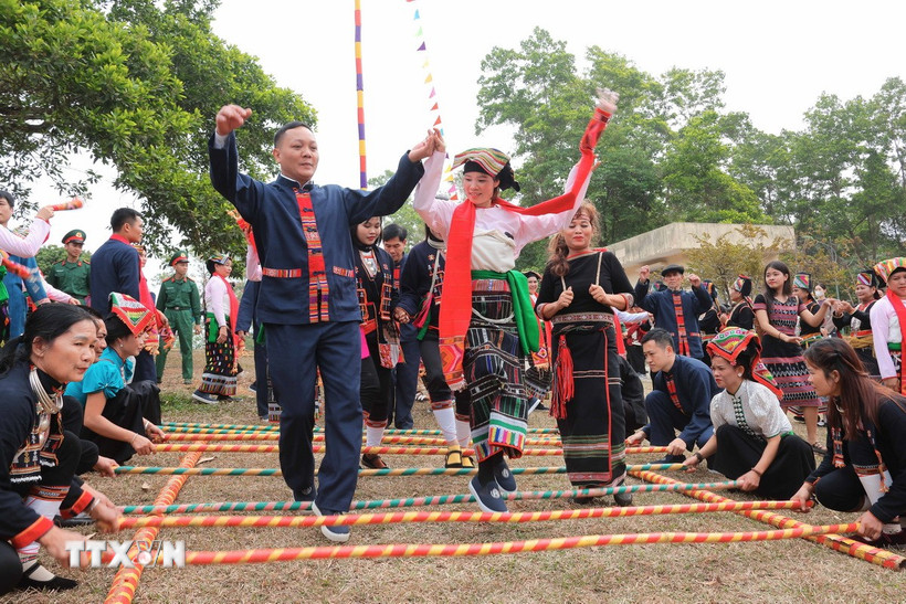 Đồng bào các dân tộc tham dự điệu múa xòe. (Ảnh: Hoàng Hiếu/TTXVN)