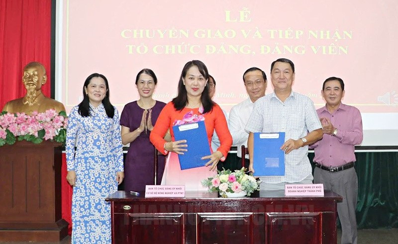 Lễ tiếp nhận và chuyển giao 4 tổ chức cơ sở đảng và 137 đảng viên trực thuộc Đảng ủy Khối cơ sở Bộ Nông nghiệp và Phát triển nông thôn về Đảng bộ Khối Doanh nghiệp Thành phố Hồ Chí Minh. (Ảnh minh họa. Nguồn: Đảng bộ Thành phố Hồ Chí Minh)