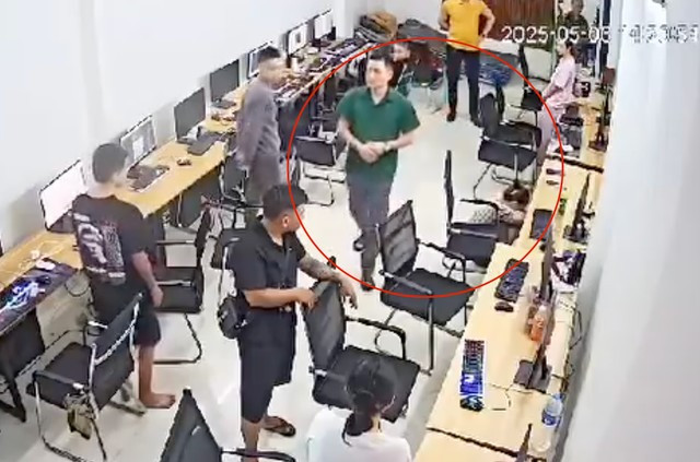 Người đàn ông áo xanh được cho là cán bộ Công an phường Dương Nội. (Ảnh cắt từ clip)