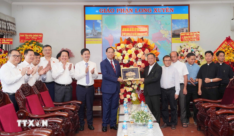 Thượng tướng Trần Quang Phương, Ủy viên Trung ương Đảng, Phó Chủ tịch Quốc hội chúc mừng Giáng sinh tại Tòa Giám mục Giáo phận Long Xuyên. (Ảnh: Công Mạo/TTXVN)