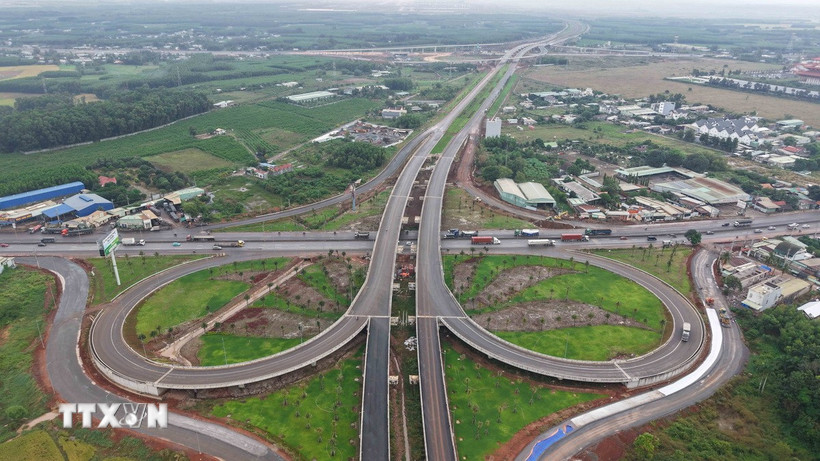 Cầu vượt, nút giao giữa tuyến giao thông kết nối sân bay Long Thành với Quốc lộ 51. (Ảnh: Công Phong/TTXVN)