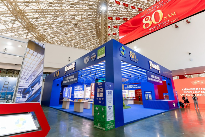 Với sắc xanh rực rỡ và thiết kế hiện đại, gian hàng Vinamilk nổi bật ngay cổng vào không gian “Khởi nghiệp kiến quốc” - nơi tôn vinh vai trò của kinh tế tư nhân theo tinh thần Nghị quyết 68 của Bộ Chính trị về phát triển kinh tế tư nhân (Ảnh: Duy Cường/Vietnam+).