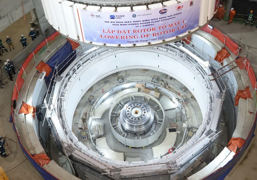 Hạ đặt thành công rotor tổ máy số 1. (Nguồn: EVN)