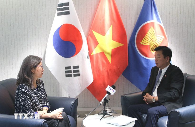 Der vietnamesische Botschafter in Korea, Vu Ho, gibt einem VNA-Reporter in Korea ein Interview. (Foto: Truong Giang/VNA)