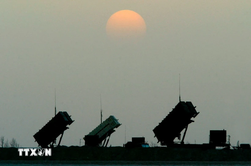 Lầu Năm Góc tạm dừng cấp tên lửa phòng không và đạn dược cho Ukraine (Ảnh minh họa. AFP/TTXVN)