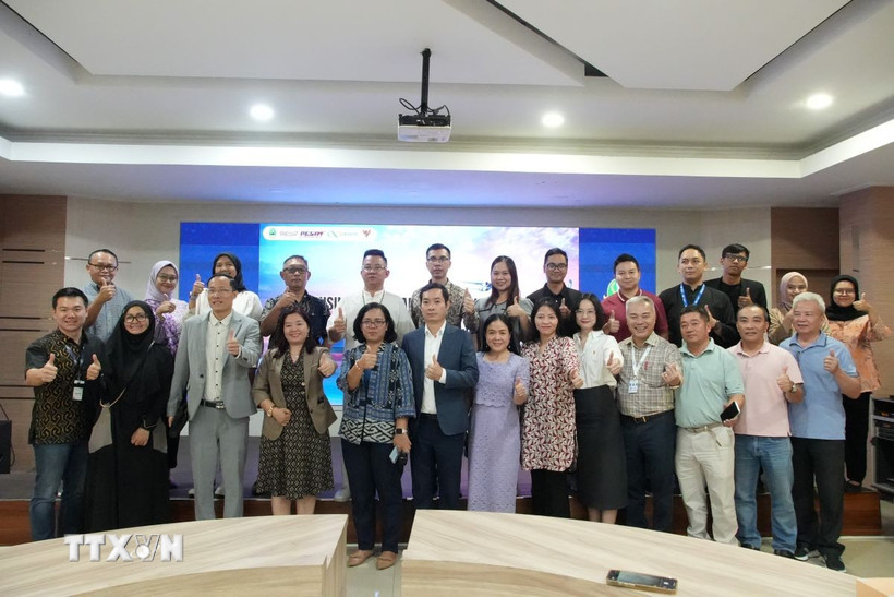 Đại diện doanh nghiệp Việt Nam và Indonesia chụp ảnh lưu niệm cùng ban tổ chức diễn đàn. (Ảnh: Minh Thái/TTXVN)