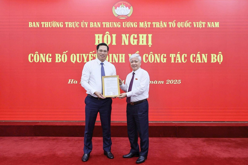 Ông Đỗ Văn Chiến, Ủy viên Bộ Chính trị, Bí thư Trung ương Đảng, Bí thư Đảng ủy MTTQ, các đoàn thể Trung ương, Chủ tịch Ủy ban Trung ương MTTQ Việt Nam trao Quyết định cho ông Bùi Duy Đông. (Nguồn: Đại đoàn kết)