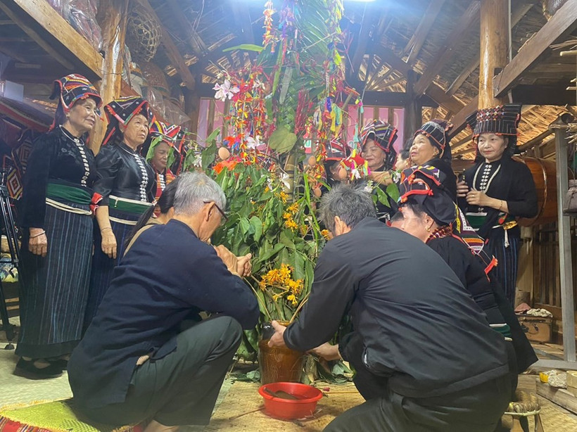 Mọi người tham gia lễ hội hát, múa xung quanh cây "xặng bók." (Nguồn: Báo Văn hóa)