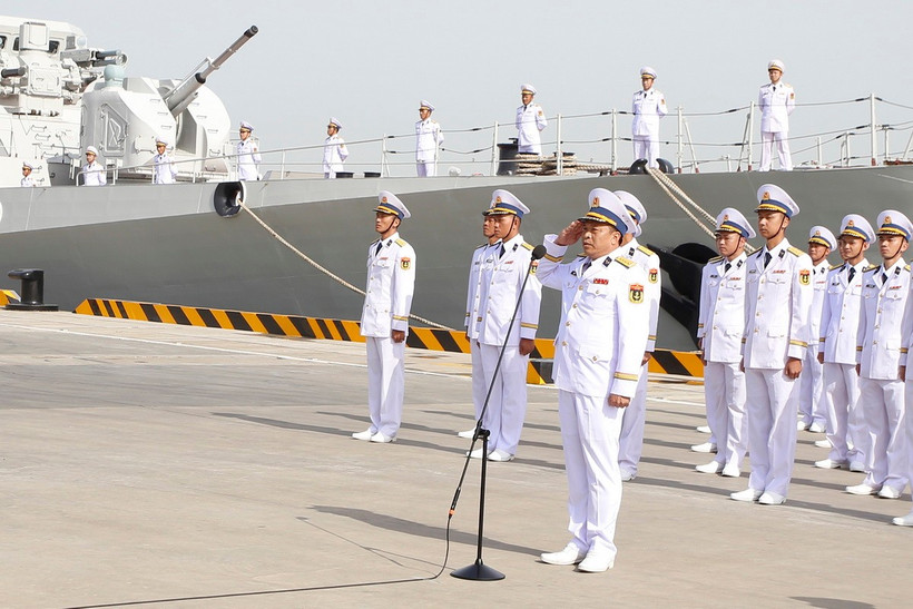 Đại tá Đỗ Minh báo cáo Bộ trưởng Bộ Quốc phòng Việt Nam về kết quả các hoạt động giao lưu tại TP. Bắc Hải và công tác chuẩn bị tuần tra liên hợp. (Nguồn: Hải quân Việt Nam)