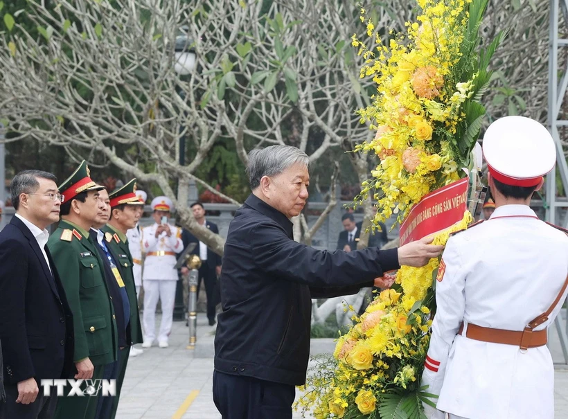 Tổng Bí thư Tô Lâm dâng hoa tại Nghĩa trang Liệt sỹ Quốc gia Vị Xuyên. (Ảnh: Thống Nhất/TTXVN)