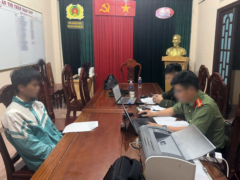 Thí sinh N.P.T.S (sinh năm 2007, trú tại huyện Lâm Hà) là người sử dụng thiết bị công nghệ cao để chuyển đề thi ra ngoài, làm việc với cơ quan công an. (Ảnh: TTXVN phát)